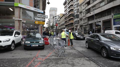 La calle Celso Emilio Ferreiro, donde confluye con Curros Enríquez, está cortada