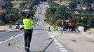 La Guardia Civil examina el lugar del accidente en el que murieron dos jóvenes en agosto por la irrupción de un jabalí en la carretera.