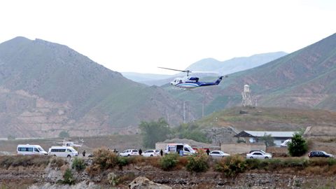 El helicptero en el que viajaba el presidente de Irn, Ebrahim Rais, ayer despegando cerca de la frontera entre Irn y Azerbaiyn