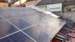 Paneles solares en la cubierta del edificio de la plaza de abastos de Monforte