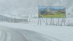 Carretera de acceso a la estación invernal Fuentes de Invierno entre la nieve