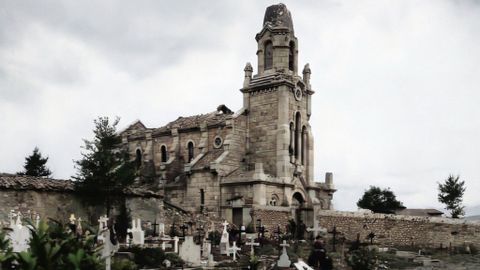 Oviedo, 1937. En la imagen podemos ver la iglesia de San Pedro de los Arcos muy castigada por la guerra, y una parte del cementerio anexo a ella