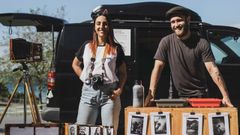 Vernica y Daniel con la cmara y la furgoneta con la que recorren Galicia haciendo retratos