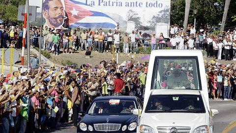 El papa Benedicto XVI hace un recorrido en el papamóvil a su llegada a Santiago de Cuba para una visita apostólica de tres días