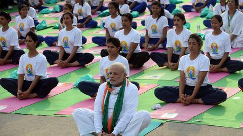 Da Internacional del Yoga en Nueva Delhi.