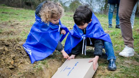 Alma y Gael entierran la caja del Real Oviedo en los terrenos de Latores