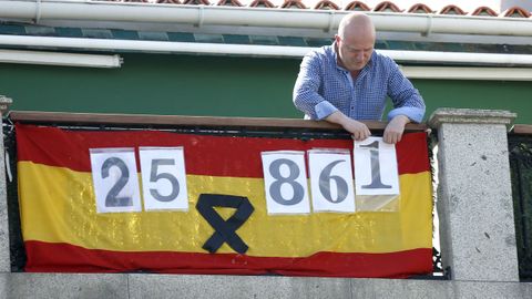 Manuel Durn actualiza diariamente el marcador con el que quiere homenajear a las vctimas del virus en Espaa