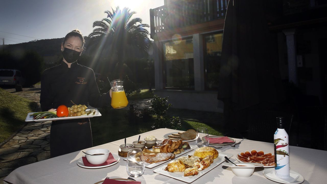 Charo y Nano en el encendido de las luces de navidad se su vivienda de Ordes..El  sperdesayuno  de Lugar do Sixto (Cordido-Foz)