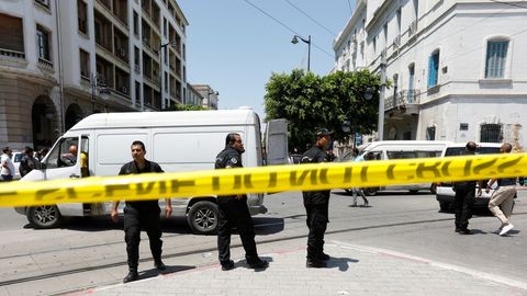 Agentes de polica desplegados en el lugar de uno de los atentados suicidas en el centro de la capital de Tez