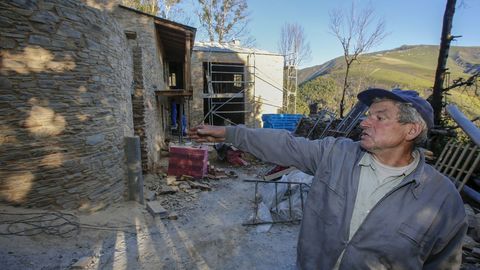 Antonio Gonzlez, vecino de O Pando, un ao despus mostrando cmo van las obras de su nueva vivienda