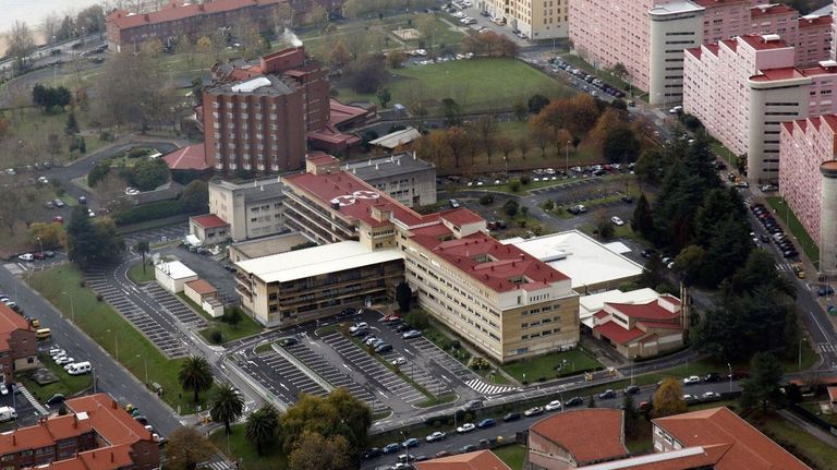 Un motorista de 26 años acaba en el hospital tras tropezar con un trozo de madera en Narón