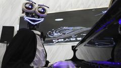 Un robot canta mientras toca el piano durante la Feria Mundial de Robots en Pekn