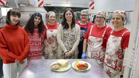 María San Juán, trabajadora social del comedor social, rodeada de cocineras y voluntarias de la entidad 