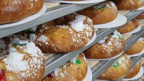 Roscones de Reyes apilados en el obrador de la panadería San José.