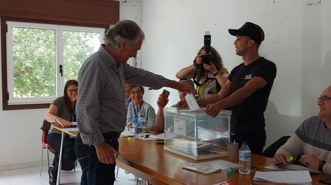 Juan Manuel Rey, candidato del PSOE de Caldas y alcalde en funciones, votando el 28M