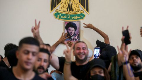 Seguidores del clérigo chií Al Sadr, este lunes, festejando su entrada en el palacio presidencial de Bagdad