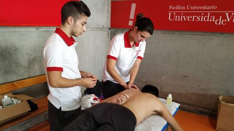 Unidad de fisioterapia instalada en el pabelln universitario de Pontevedra con motivo de la media maratn del ao 2019