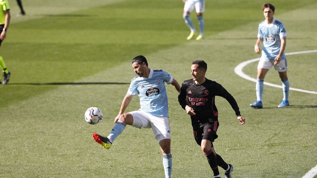 Terrazas llenas en el primer d�a de la primavera gallega.Salom�o marc� el gol del empate contra el Barcelona en el Camp Nou y el Deportivo se mantuvo en Primera en el 2015
