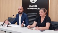 Los socialistas Ivn Puentes y Yoya Blanco, este lunes en el Concello de Pontevedra
