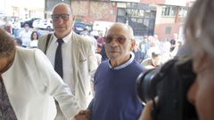 Rafael Pillado y su letrado, Jess Porta, a su entrada en el Juzgado de Ferrol para la vista celebrada el pasado mes de septiembre. 