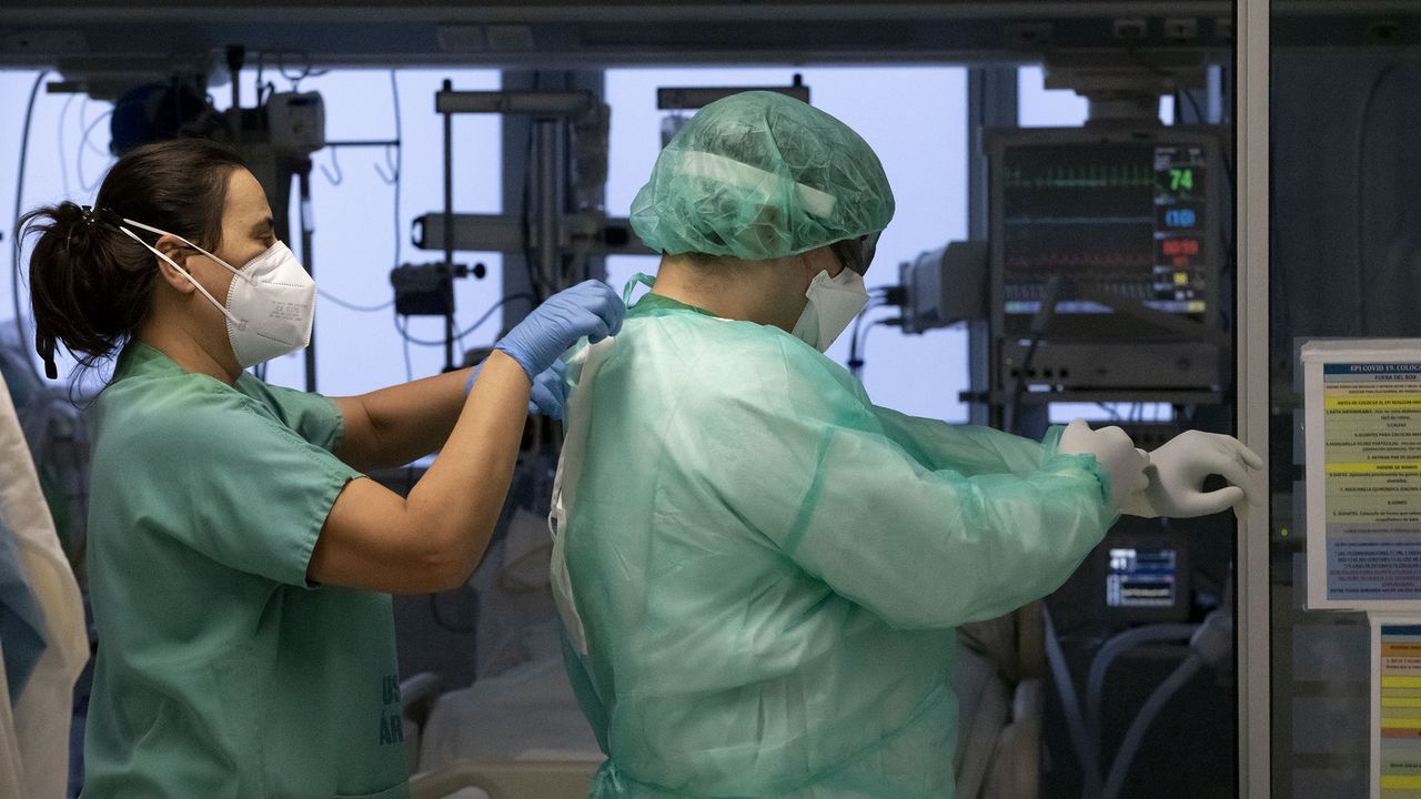 Sanitarios en la uci covid del HULA en una foto de archivo