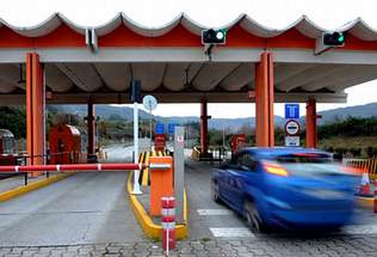 Imagen de archivo de uno de los peajes de la autopista que se buscará suprimir.