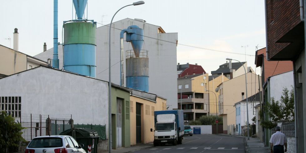 Las f�bricas produc�an ruidos y contaminaci�n entre las viviendas. 