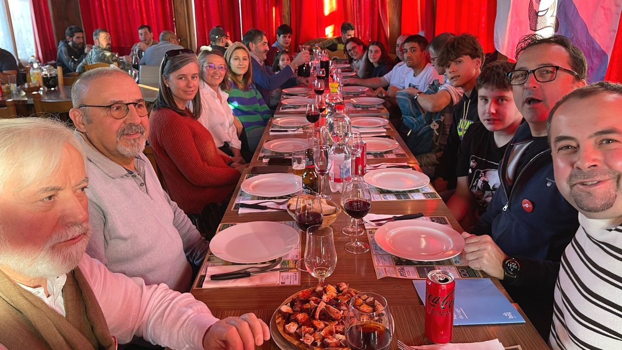 VUELOS A GINEBRA, DE NUEVO DESDE 17 EUROS.  Ya es posible conseguir un vuelo a Ginebra, desde A Coruña, desde 17 euros. Esa era la tarifa más barata que marcaba ayer EasyJet, y para el 25 del mes que viene. de esa cantidad hacia arriba hay mucho donde elegir. Este mes de marzo, el pasaje más caro de ida están en 59 euros. En la imagen, salida ayer lunes desde Santiago del vuelo a Ginebra.