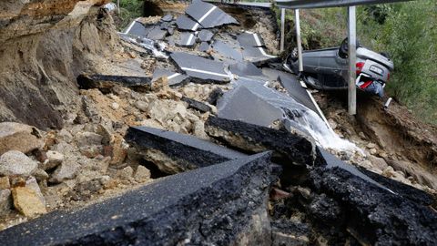 Derrumbre de una carretera en Campañó (Pontevedra)