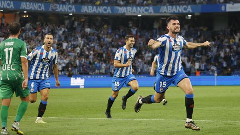 Pablo Vázquez celebra con una grada alborozada su gol al Cornellá