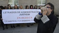 Letrados judiciales en huelga se manifestaron este miércoles en A Coruña ante la sede de la Delegación del Gobierno.