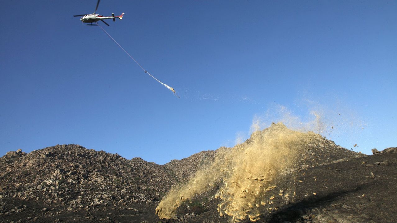 Un paseo por el sorprendente Gijn que bulle bajo el Cantbrico.Un helicptero arroja paja para impedir el arrastre de cenizas