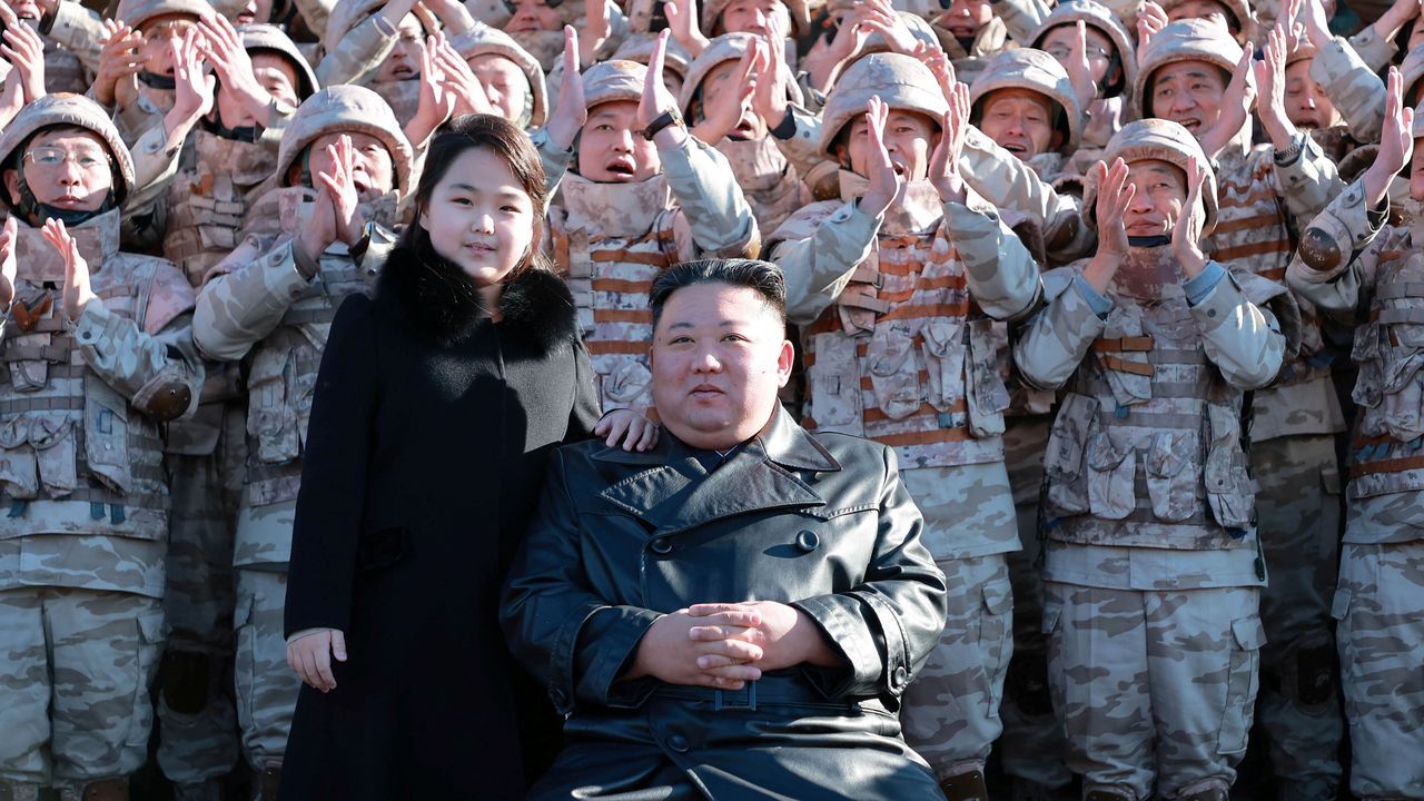 El líder norcoreano, Kim Jong-un, junto a su hija