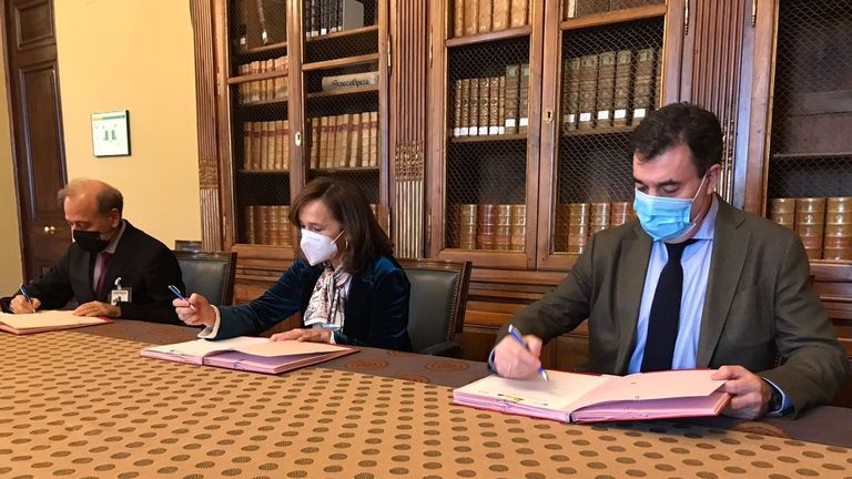 Detalle da firma dos protocolos na sede da Biblioteca Nacional de España, en Madrid