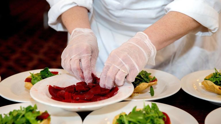 Un cocinero asturiano logra una pensión vitalicia de 1.700 euros al mes por un esguince crónico en un tobillo