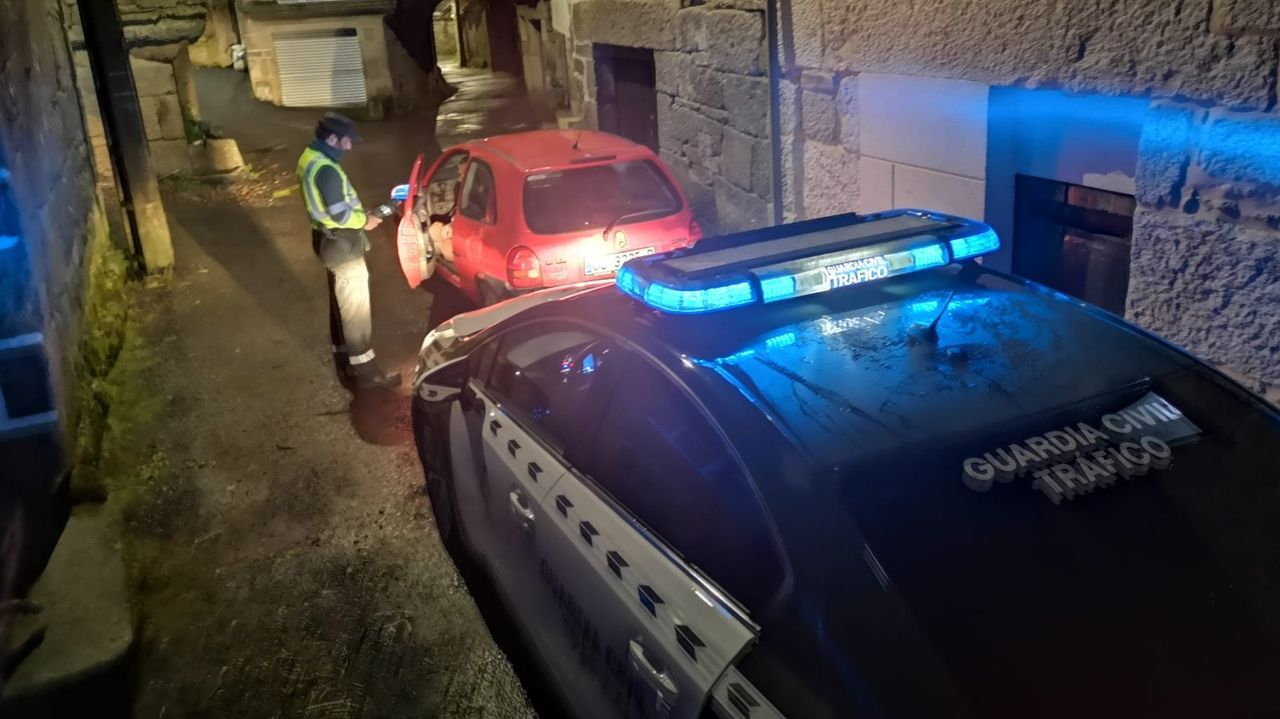 La Guardia Civil de Tr�fico ordena regresar a un conductor que circulaba por la A-52.Los escaparates de las inmobiliarias en Arteixo no tienen ni una oferta de alquiler en el n�cleo urbano