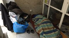 Un indigente durmiendo en la calle, en una imagen de archivo