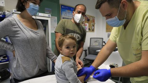Vacunación infantil contra la gripe en el centro de salud de Bertamiráns