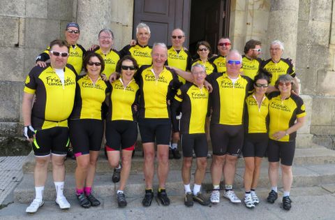 Un grupo de oncólogos y pacientes irlandeses recaló en Lalín de camino a Compostela en bicicleta. 