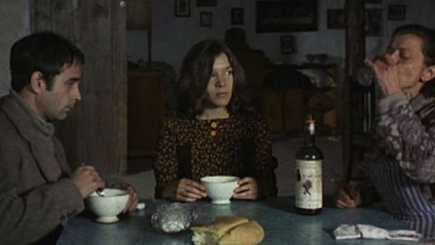Ovidi Montllor, Alicia Sánchez y Lola Gaos, en una  escena del filme de José Luis Borau «Furtivos» (1975)