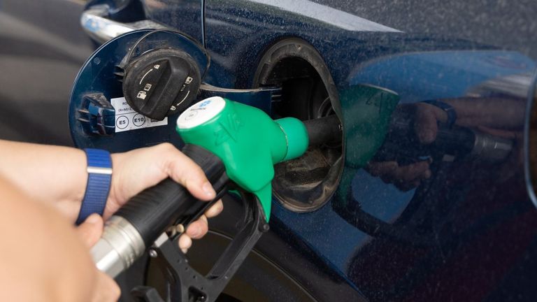 Las medidas fiscales del Gobierno contienen el precio de la gasolina, mientras el del diésel sube 4 %, «comiéndose» la rebaja del IVA