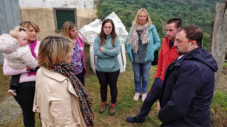 Visita de Adrián Barbón y Gimena Llamedo a la ganadería Alejandro Collado, en Colunga