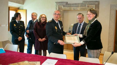 Representantes de la Polica Nacional entregaron a los responsables del Arquivo Provincial de Lugo el pergamino recuperado del  Livro da Montaria 