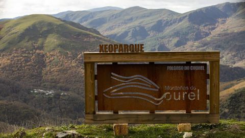 Cartel indicador del geoparque en un mirador del municipio de Folgoso do Courel