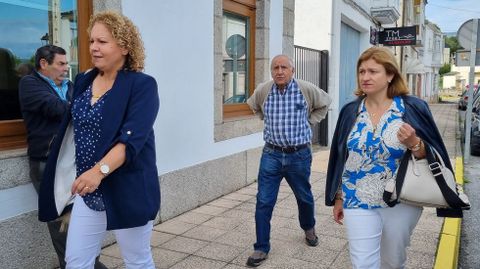 Los tres concejales del PP de A Teixeira minutos antes de acudir a la eleccin del diputado provincial por Trives.