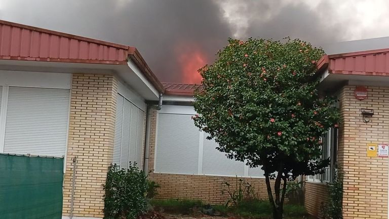 Un incendio en el comedor del colegio de Tenorio, en Cerdedo-Cotobade, obliga a suspender las clases este jueves