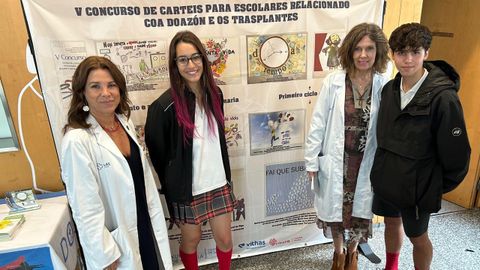 Susana Romero, a la derecha, con Ainara Solla y Daniel Acuña, alumnos del colegio Sagrado Corazón de Jesús de Pontevedra que ganaron en la categoría de ESO