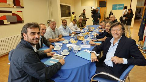 El conselleiro de Deportes, Diego Calvo, y el secretario xeral para o Deporte, Lete Lasa, este jueves en una reunión en Pontevedra con las federaciones 