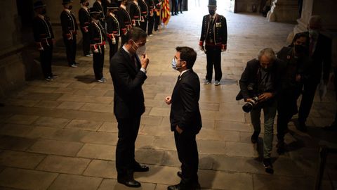 El presidente del Gobierno, Pedro Snchez, y el de la Generalitat, Pere Aragons, a su llegada para su reunin en el Palacio de la Generalitat.