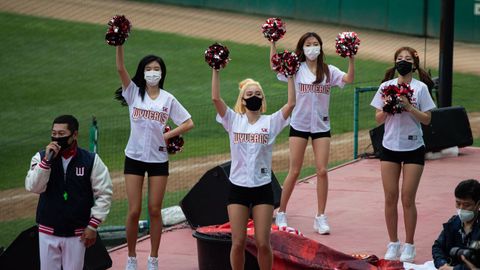 Las animadoras del equipo de béisbol coreano SK Wwyverns llevan mascarilla